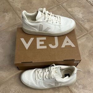 Like new Veja V-10 sneakers, size 8